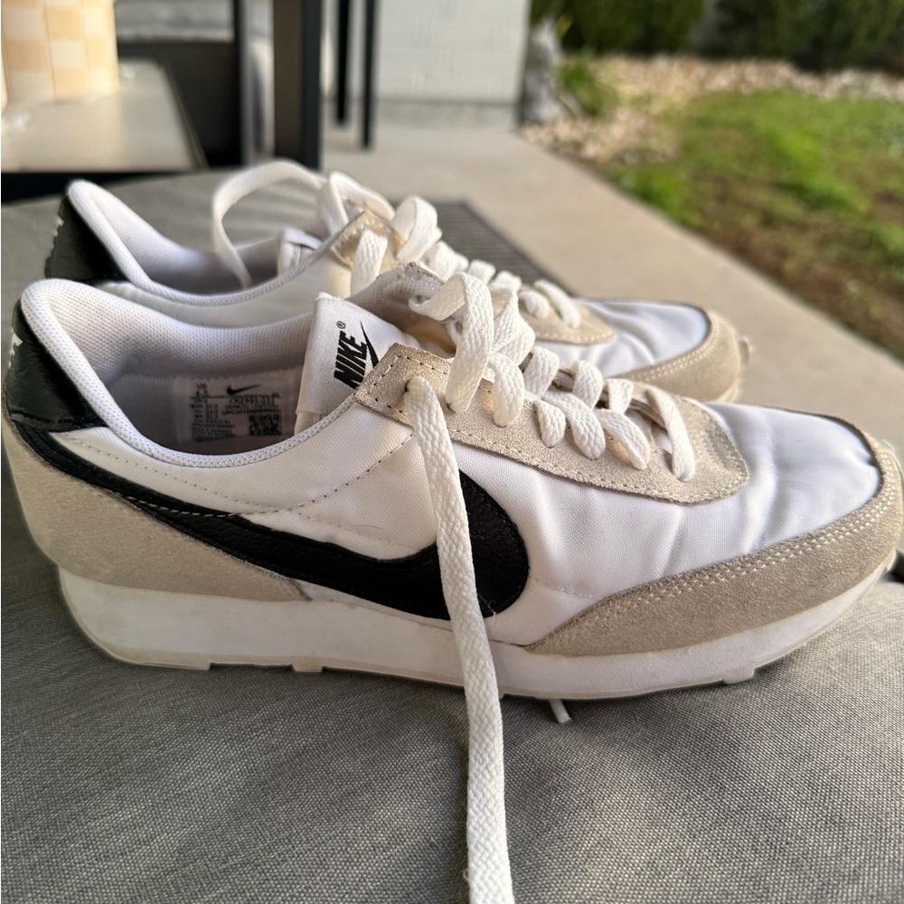 Nike White and Black Running Daybreak Tennis 6.5